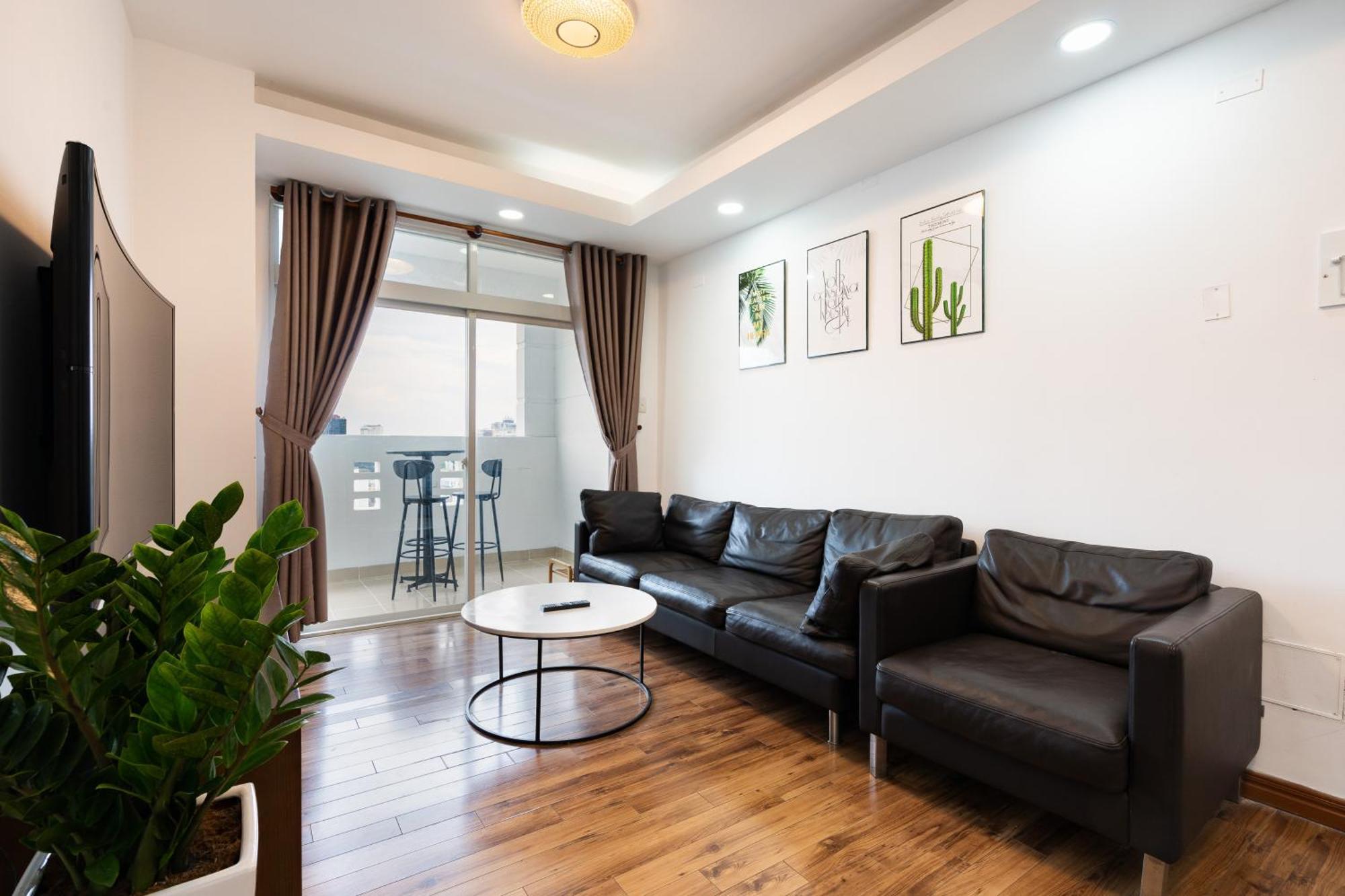 Căn hộ Big Two Bedrooms At The Center