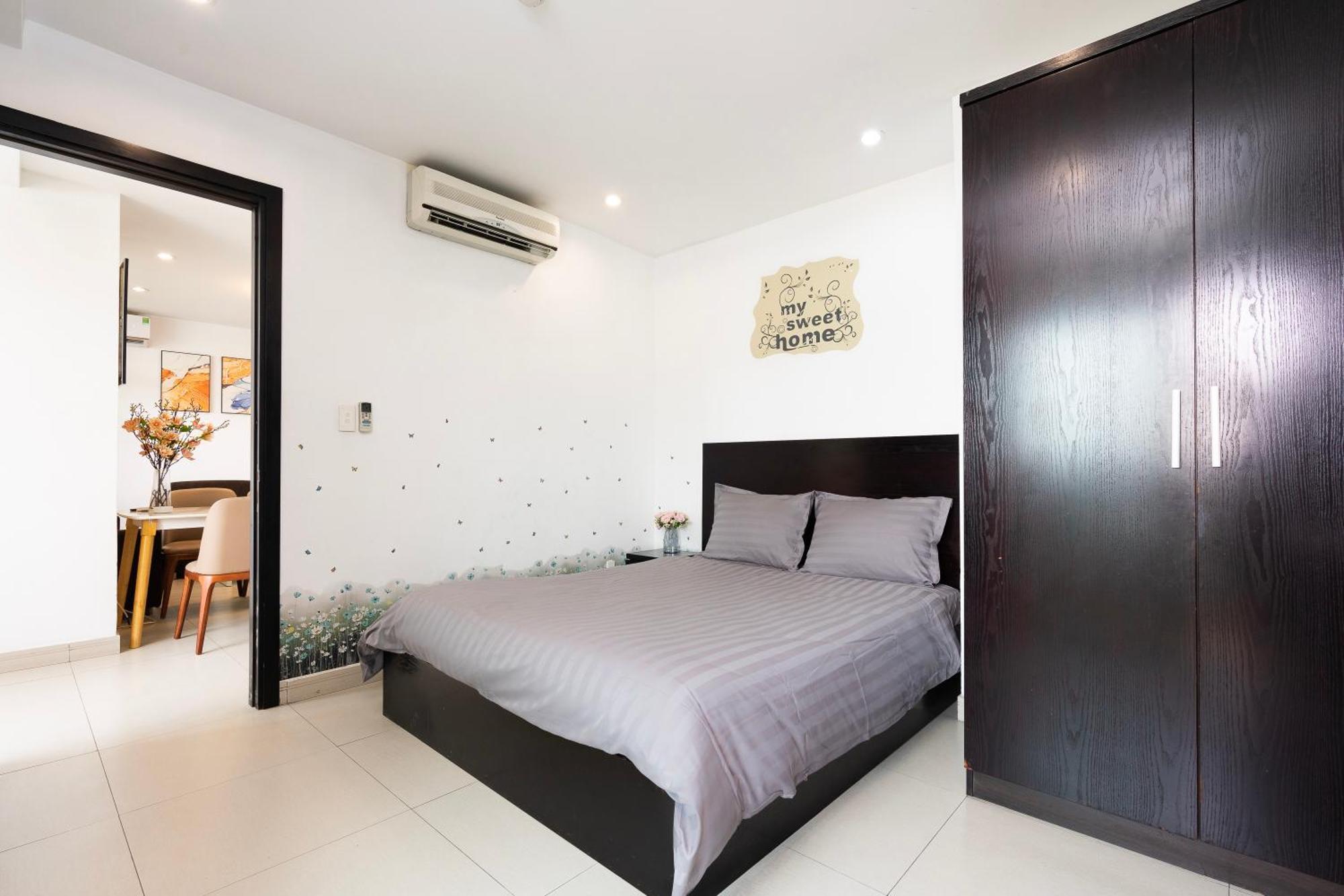 Căn hộ Big Two Bedrooms At The Center *