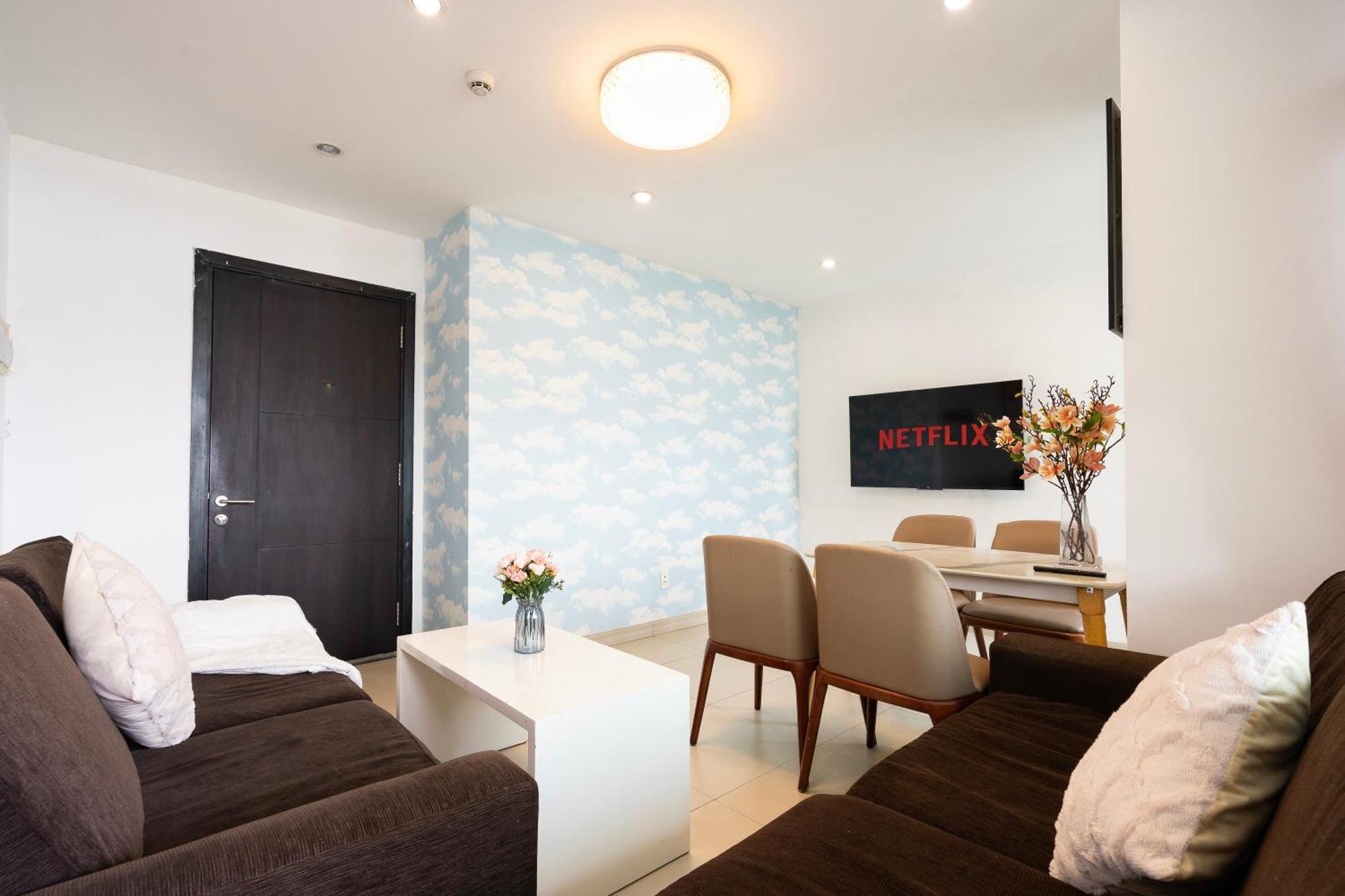 Căn hộ Big Two Bedrooms At The Center