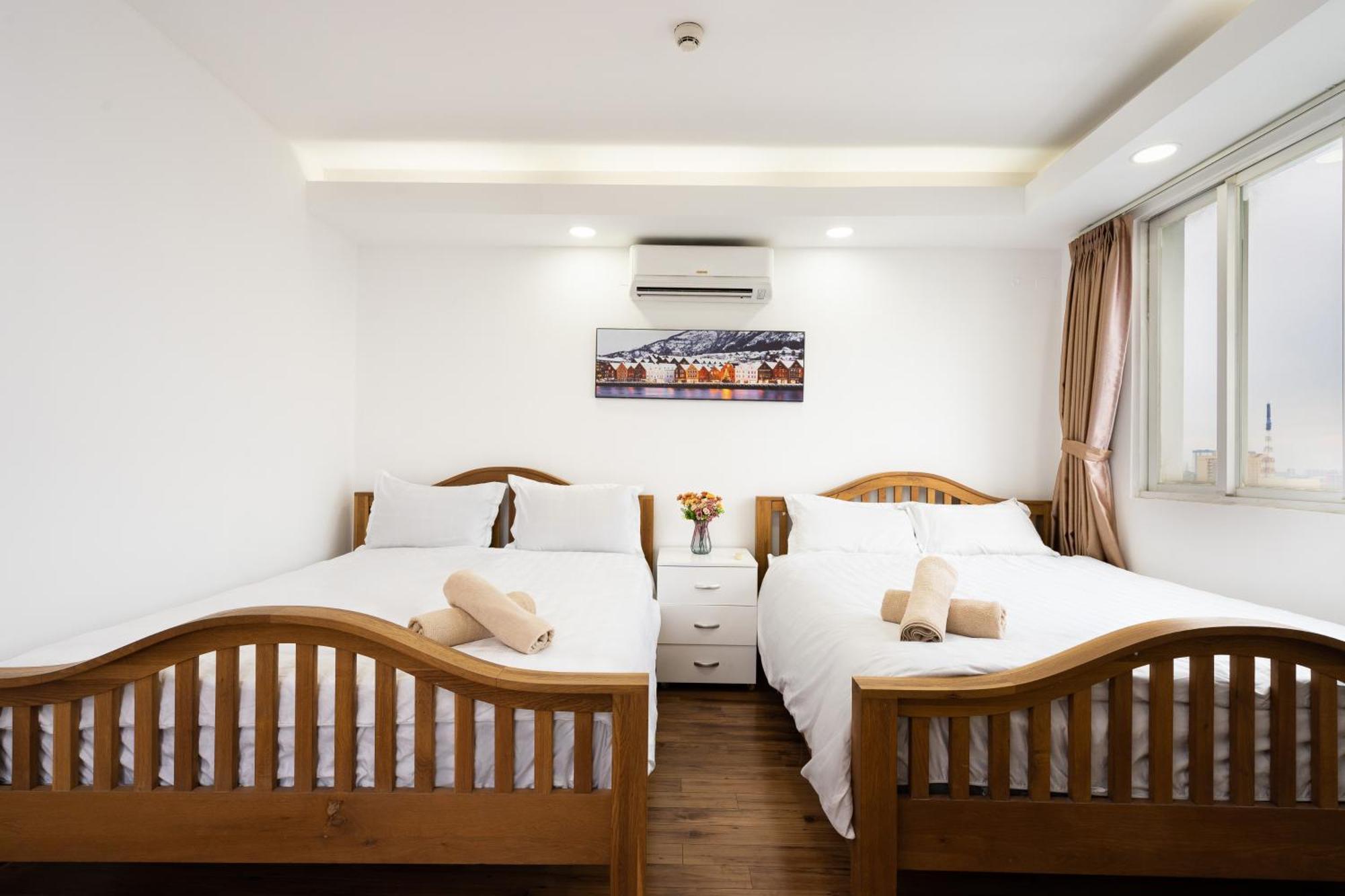 Căn hộ Big Two Bedrooms At The Center *