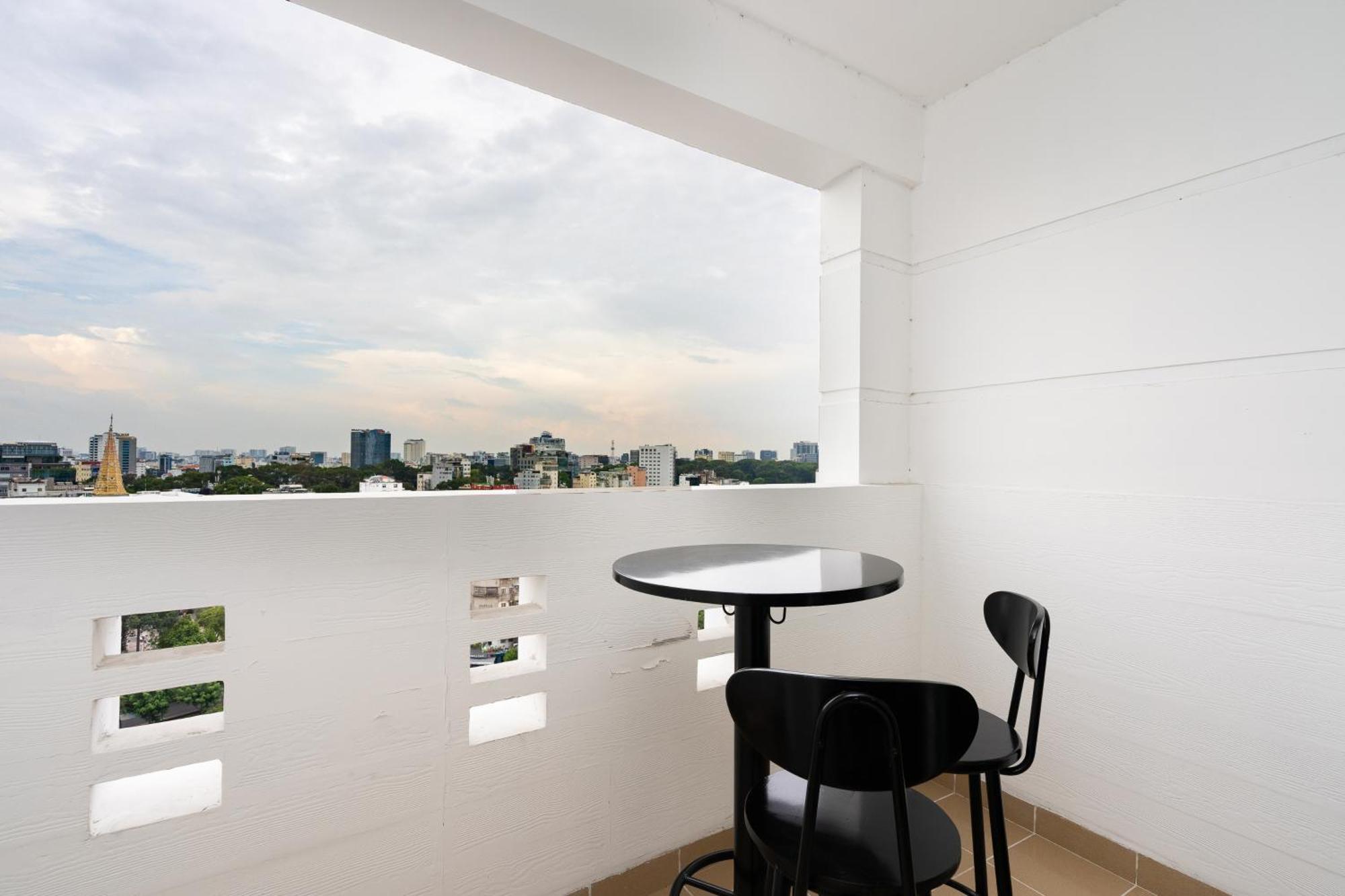 Căn hộ Big Two Bedrooms At The Center