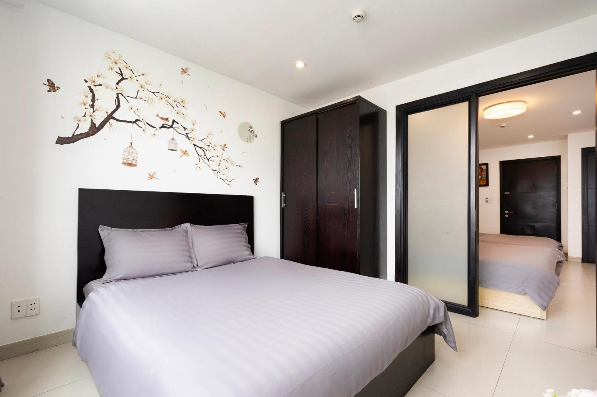 Căn hộ Big Two Bedrooms At The Center