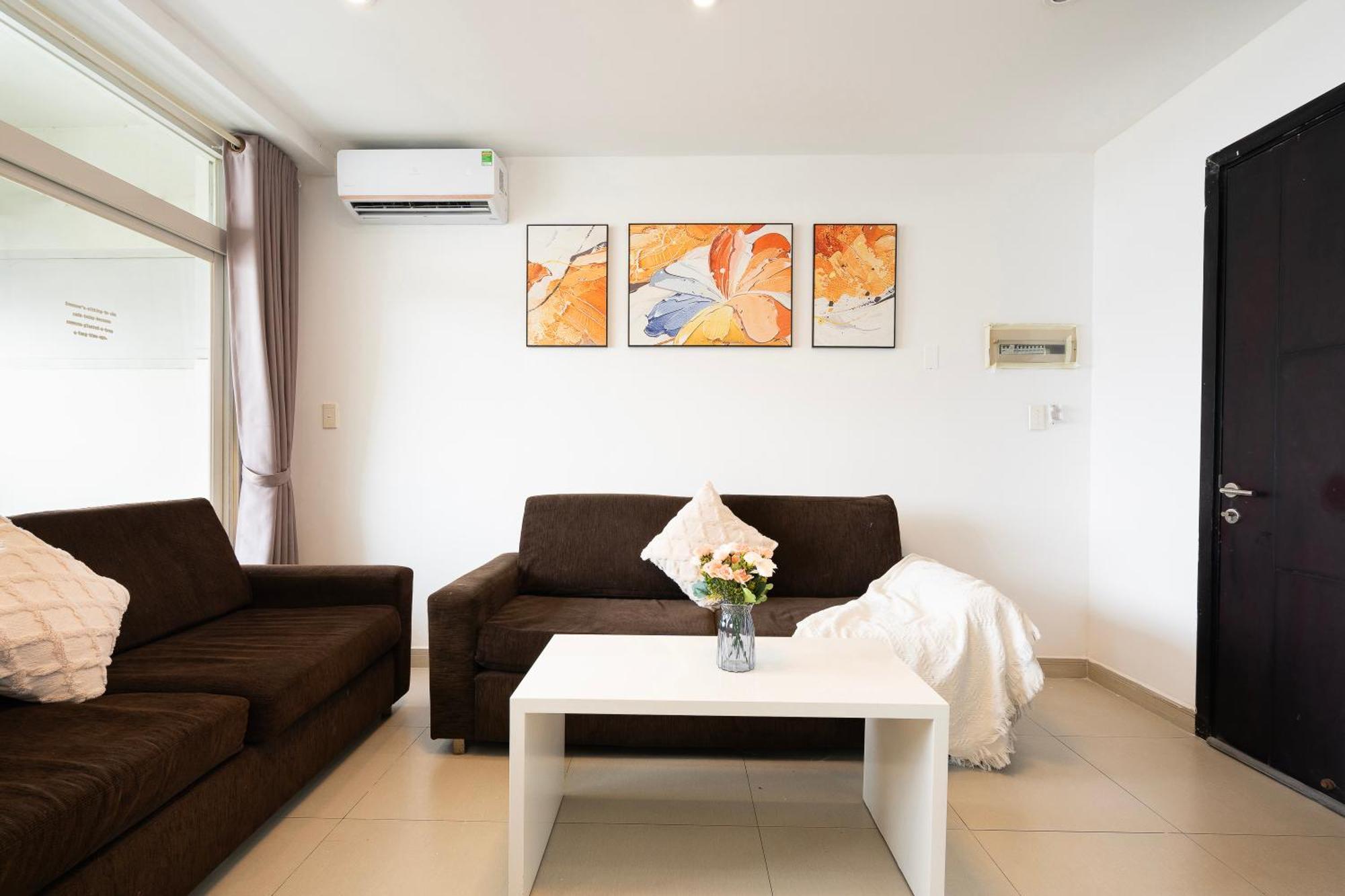 Căn hộ Big Two Bedrooms At The Center *