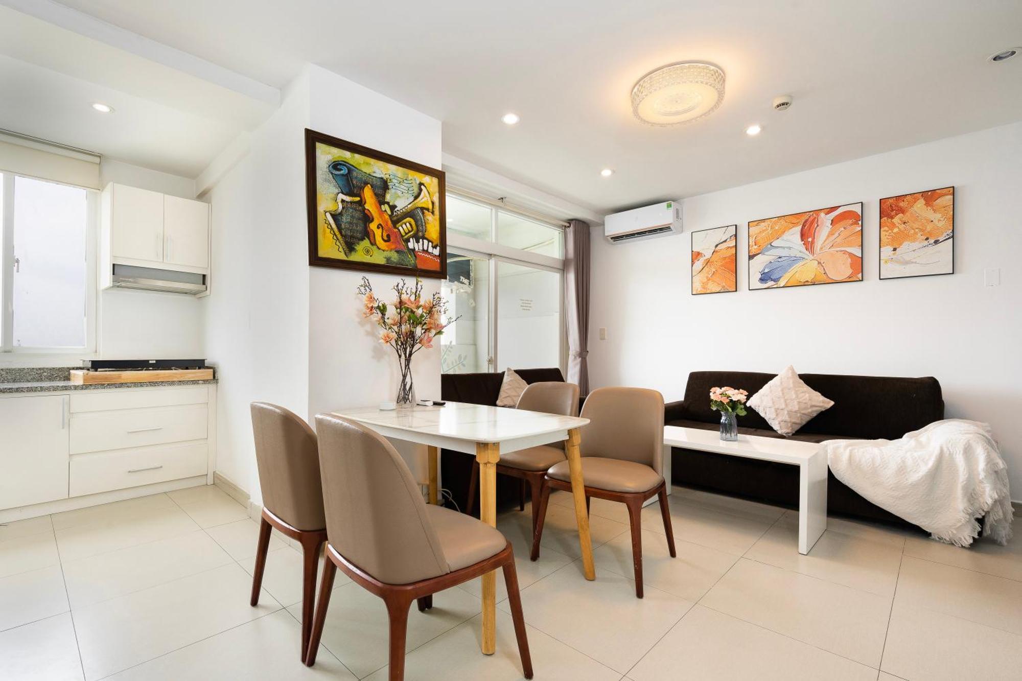 Căn hộ Big Two Bedrooms At The Center