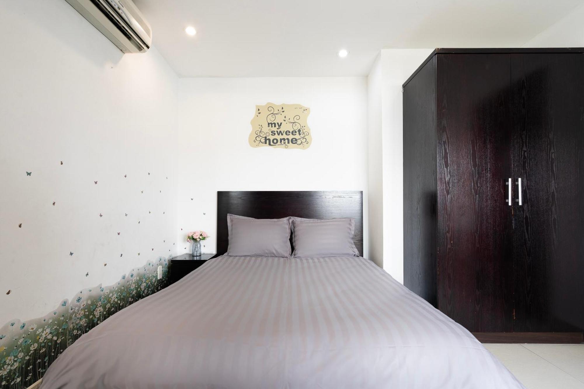 Căn hộ Big Two Bedrooms At The Center