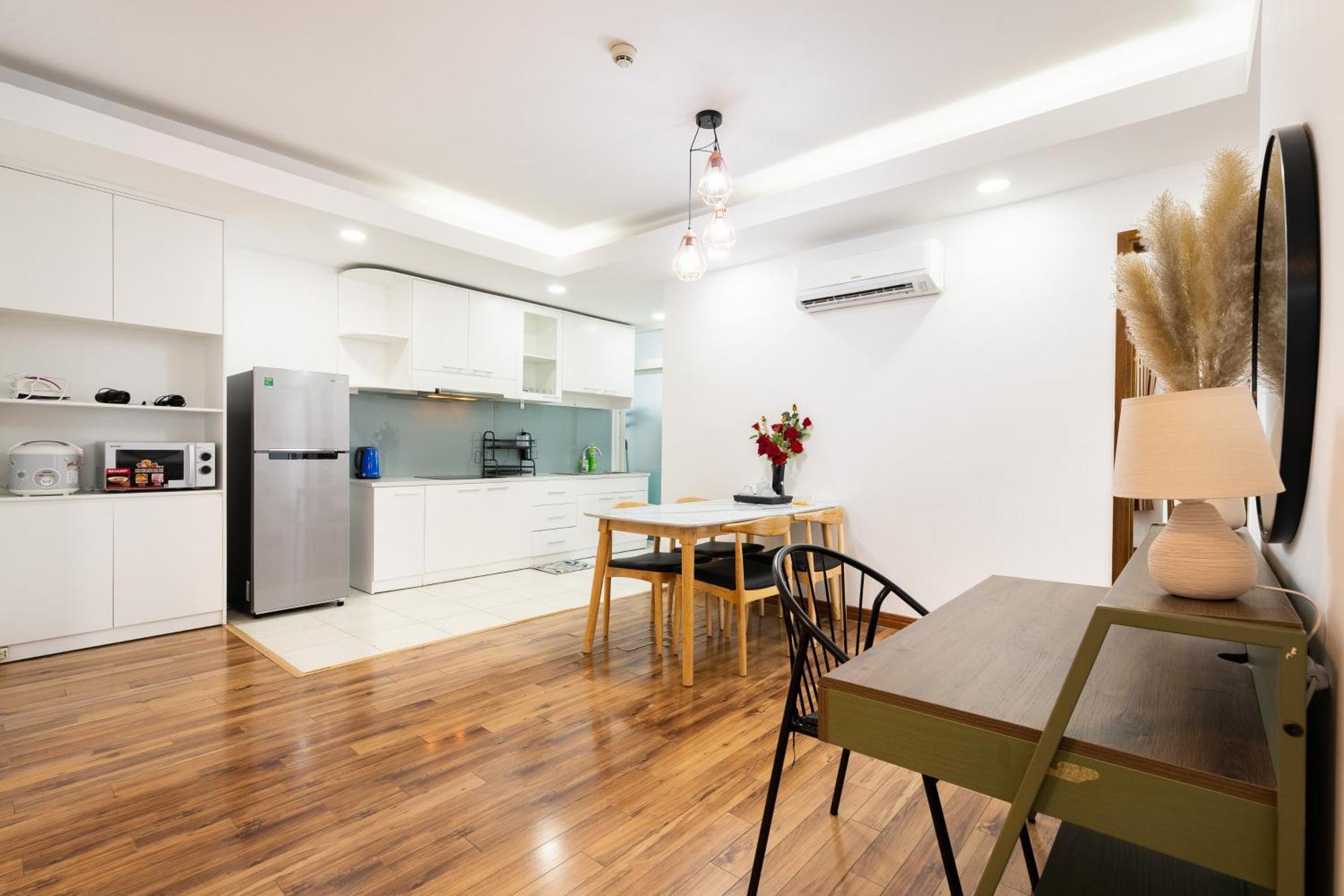 Căn hộ Big Two Bedrooms At The Center *